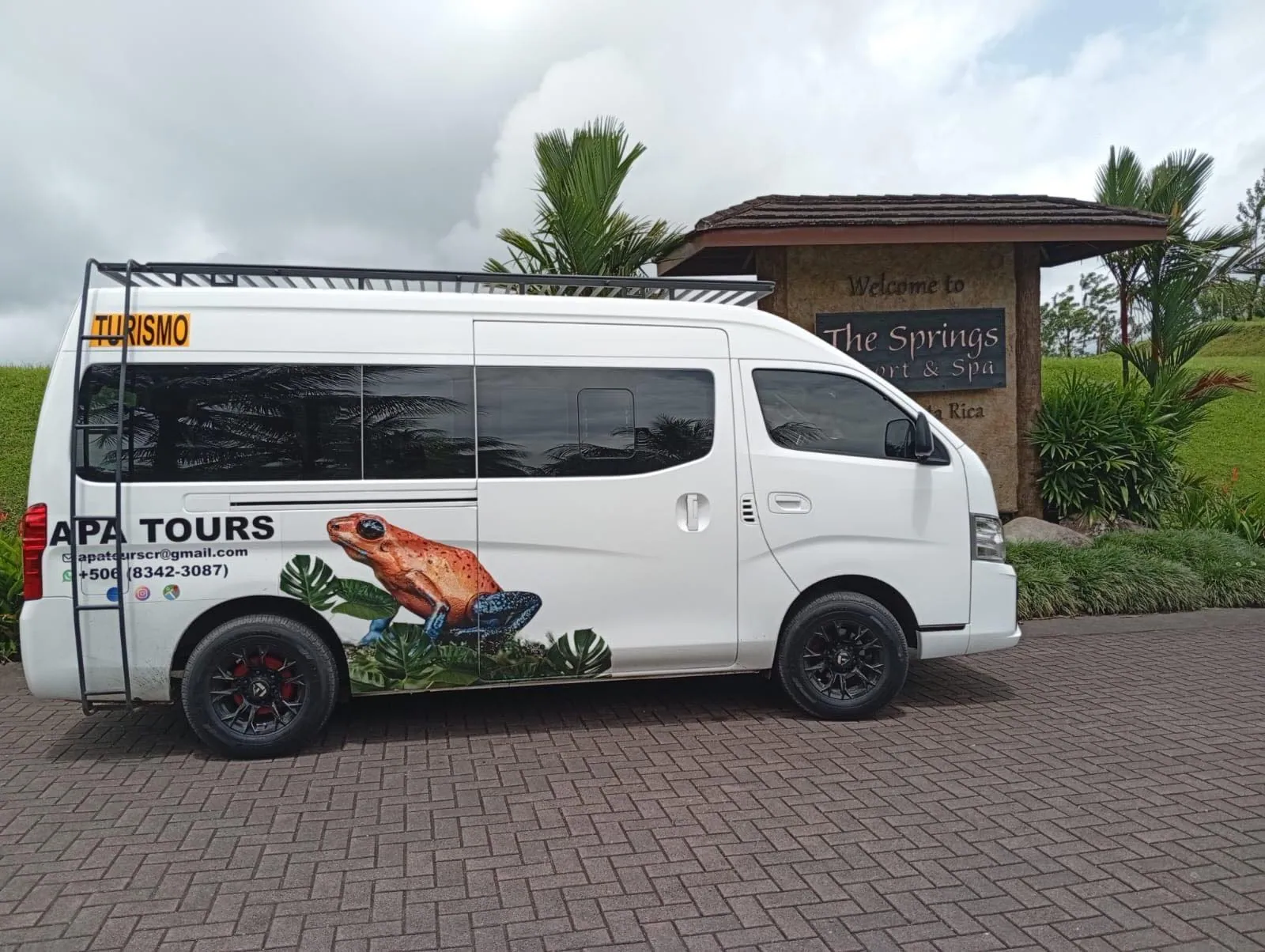 Interior de buseta de lujo con aire acondicionado para tours en Costa Rica