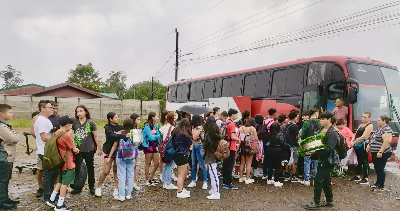 Guía Apa Tours con viajeros en Costa Rica